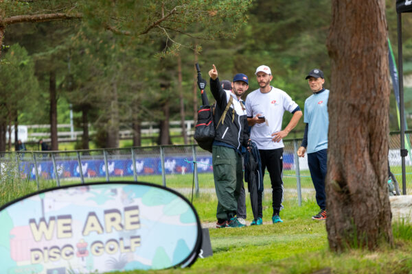 Mike Leu begleitet Oli Baumgartner und Tony Ferro auf der Practice Round.