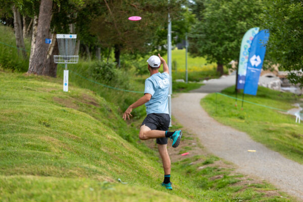 Oliver Baumgartner beim Putt auf Bahn 5.