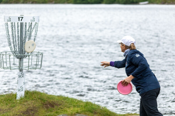 Natalie Holloköi beim Putt auf Bahn 17.